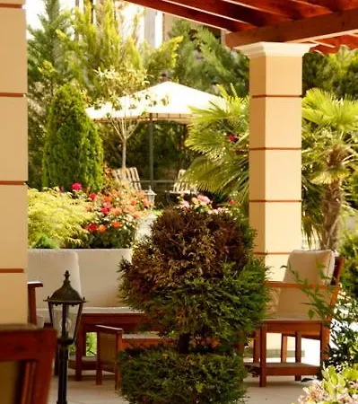 Famissi Eden Hotel